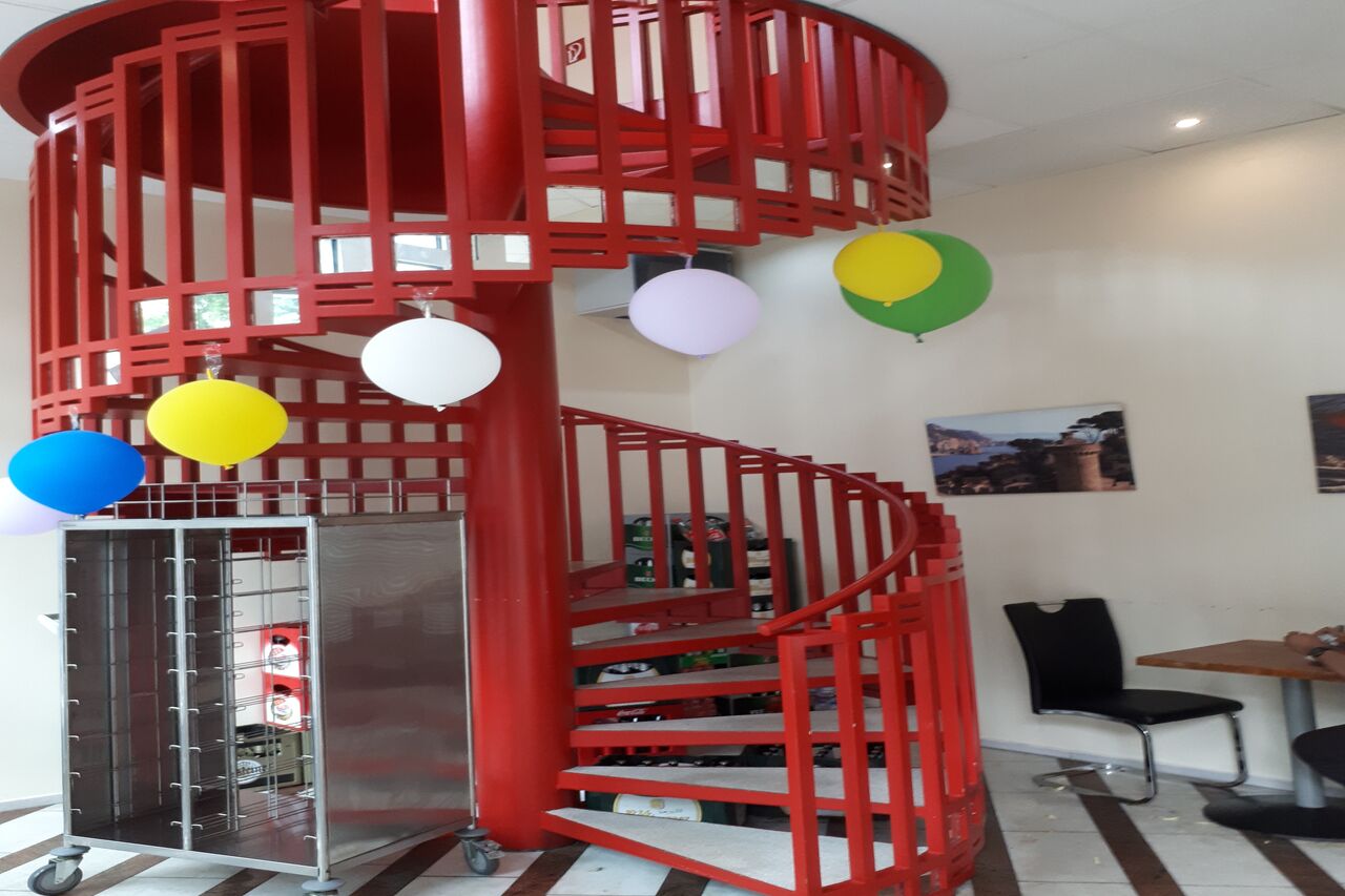 Die rote Treppe