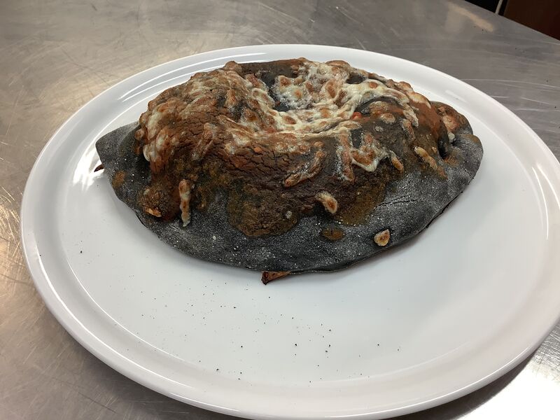 Vulcano Calzone
*Salsa di pomodoro, mozzarella, prosciutto, funghi, uovo (pasta nera)