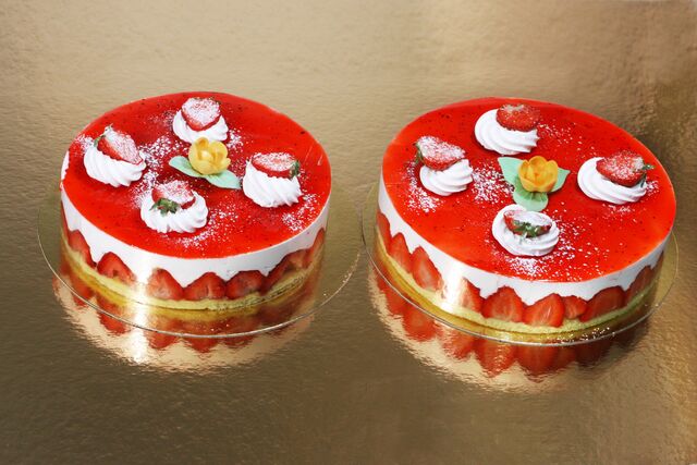 Fraisiers 4 personnes 16.90 euros, 6 personnes 19.80 euros, 8 personnes 24.90 euros.