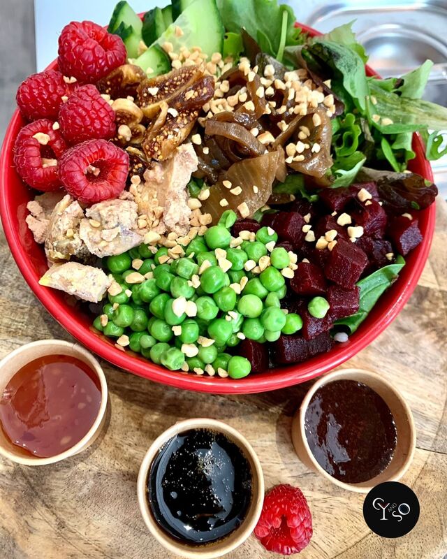 Pokebowl Cy and So •
Riz, foie gras, figues séchées, oignon rouge, framboises, concombres, betteraves, roquette, petit pois...
