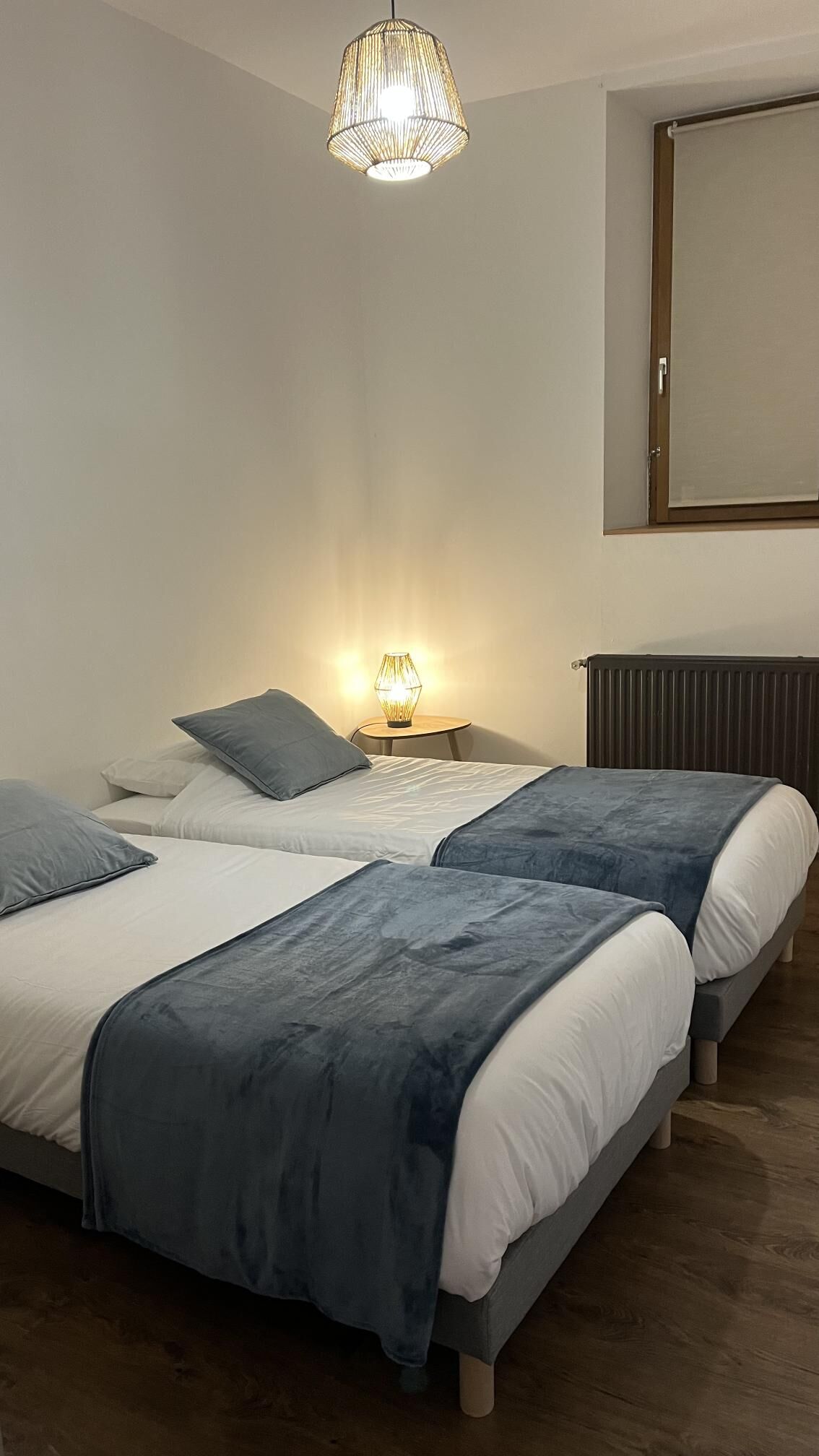 La chambre avec 2 lits simples