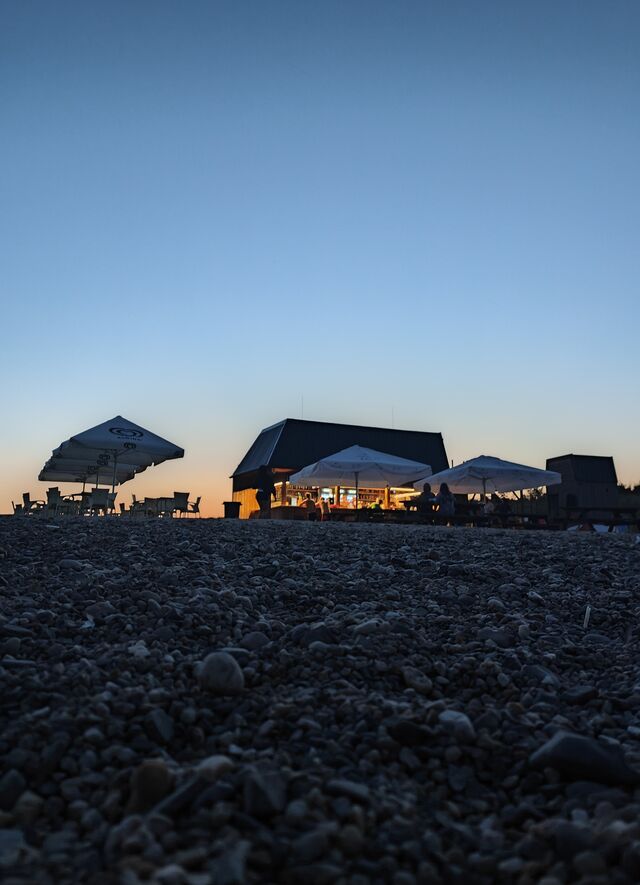Západ slunce nad naším Hlavním Paradise beach barem.