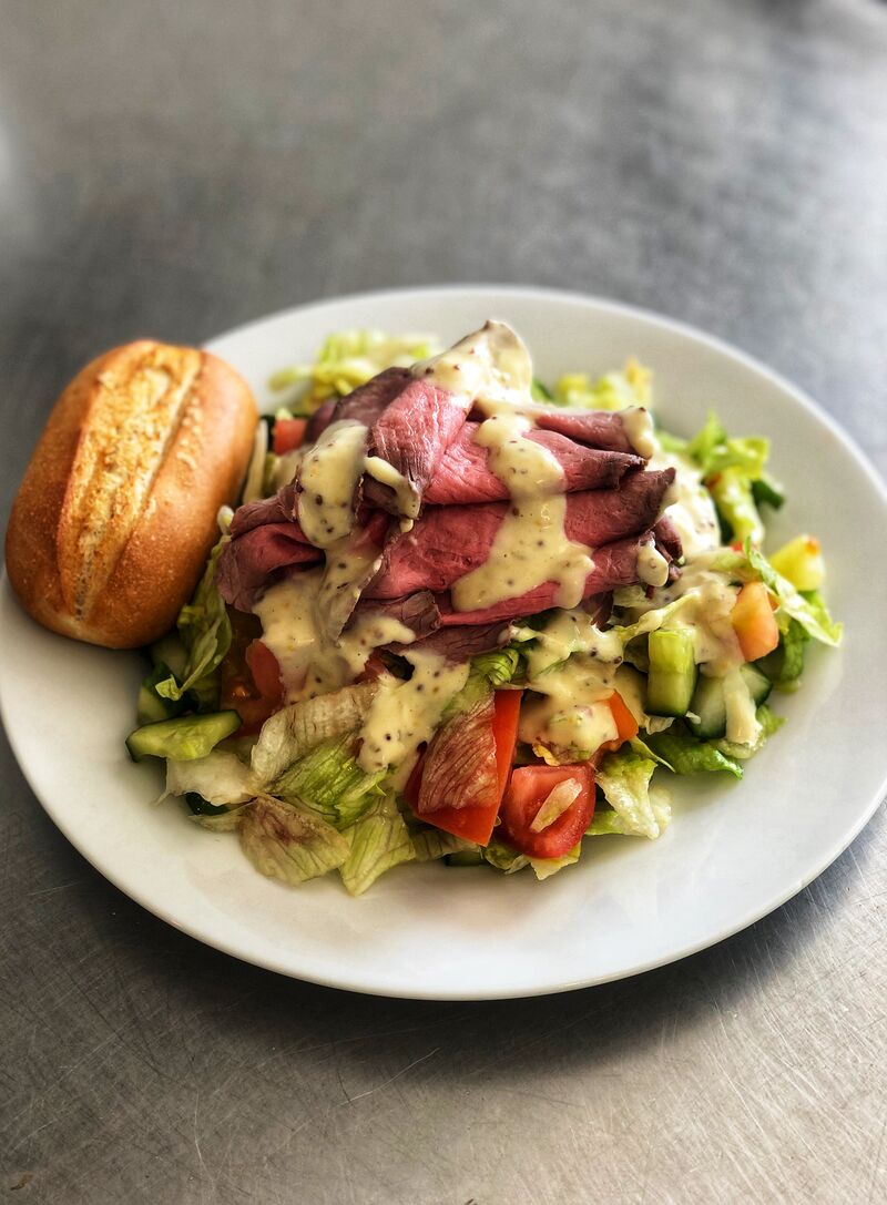 Zeleninový salát s roastbeefem. 