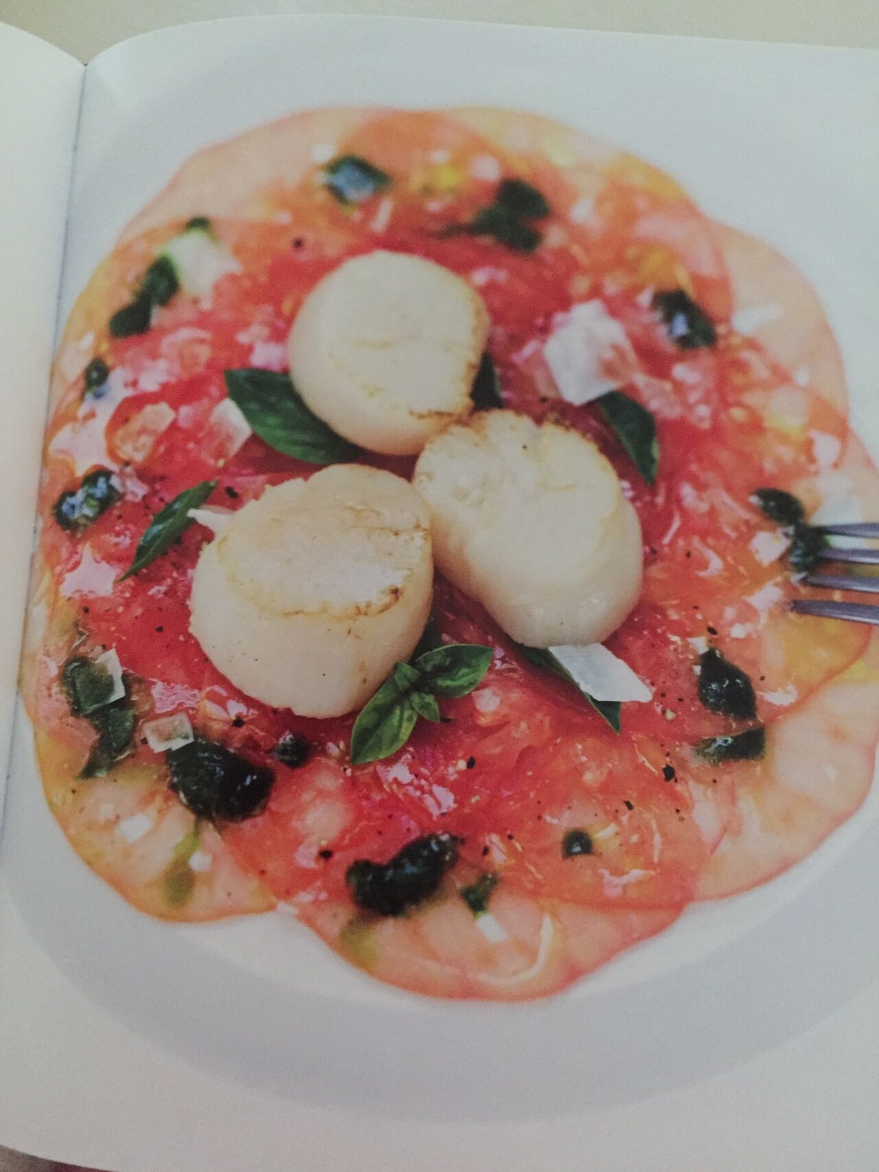 Carpacio de tomate y vieiras 