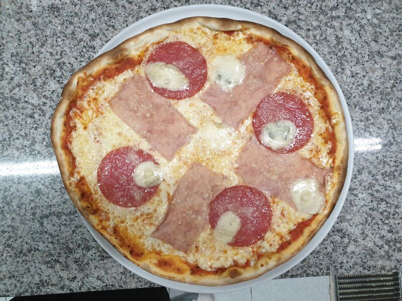 Pizza 4 formaggi met hesp en salami