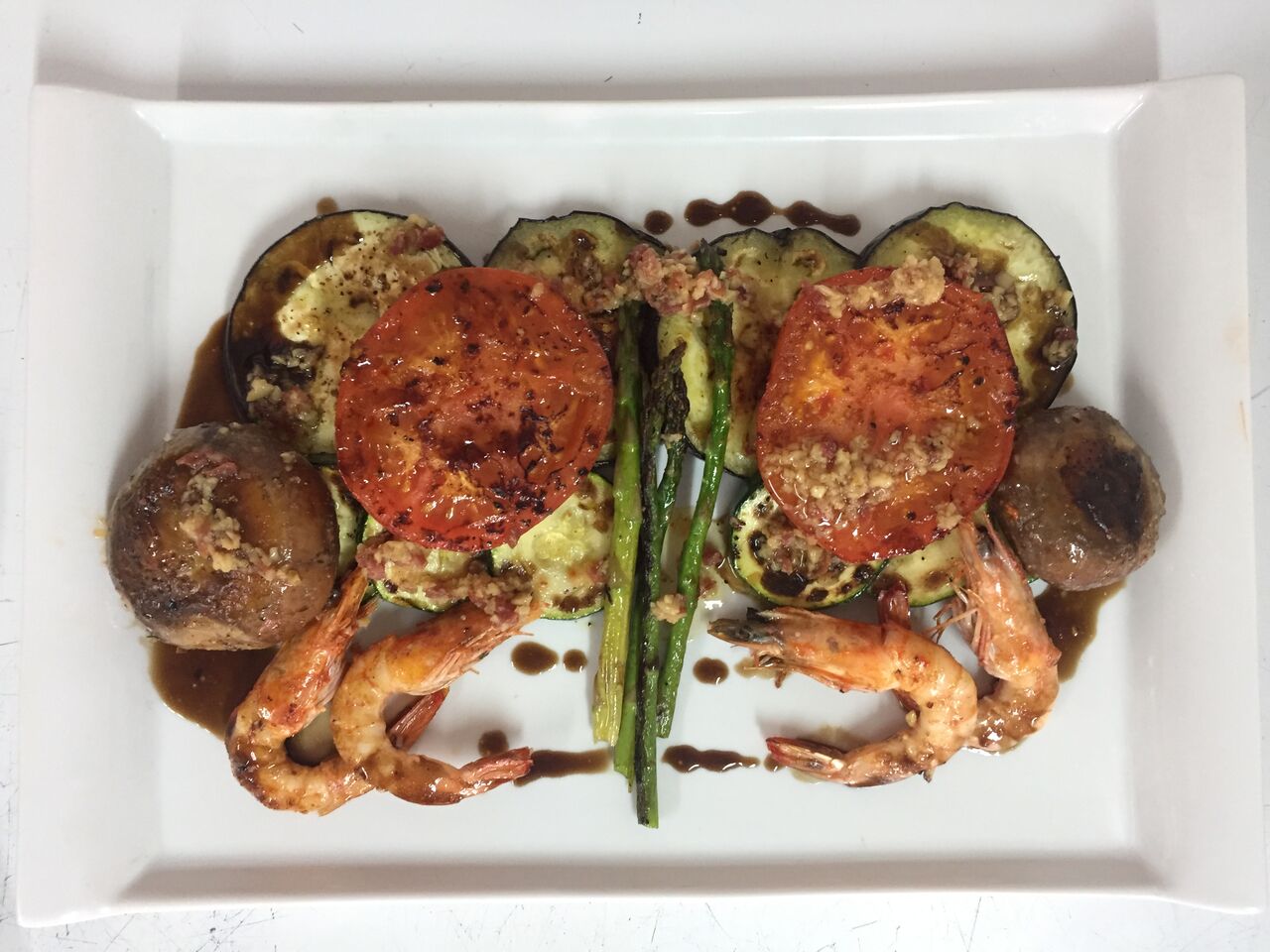 Parrillada de verduras con langostinos