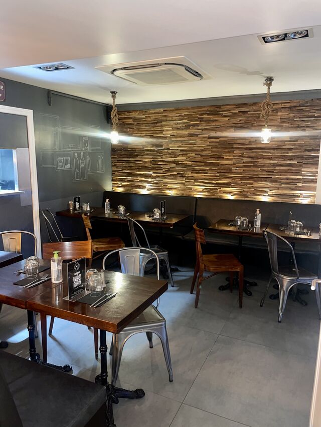 Salle 2 : Nous vous attendons pour déguster un délicieux repas dans un cadre chaleureux et convivial.