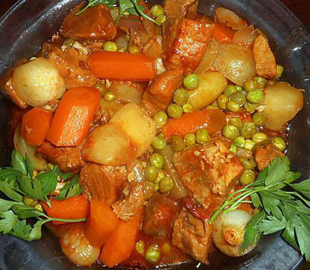 SAUTE D'ECHINE DE PORC PETITS POIS CAROGTTES CHAMPIGNONS