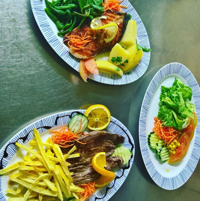 Salmão fresco grelhado e costeleta de novilho grelhada