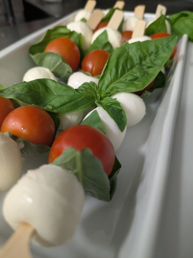 Tomate-Mozzarella-Spieße á 3,50 €