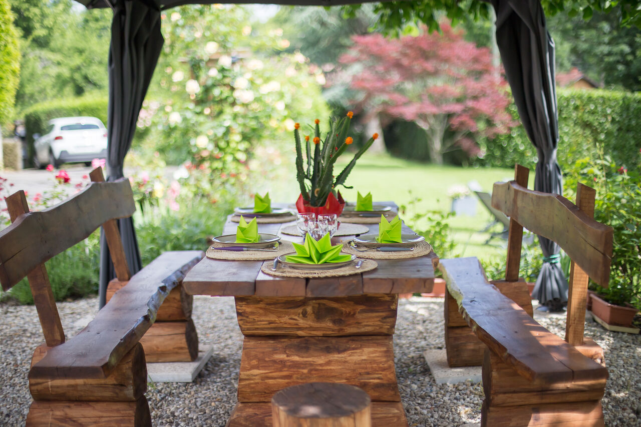 table en rondin pour des repas conviviaux