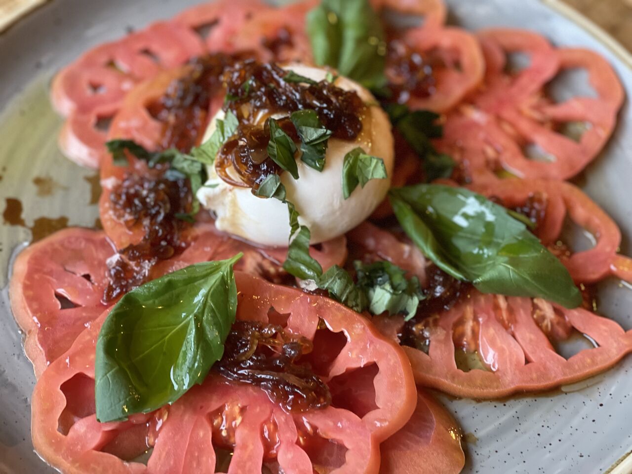 Amanida de burrata amb tomàquet de barbastre 