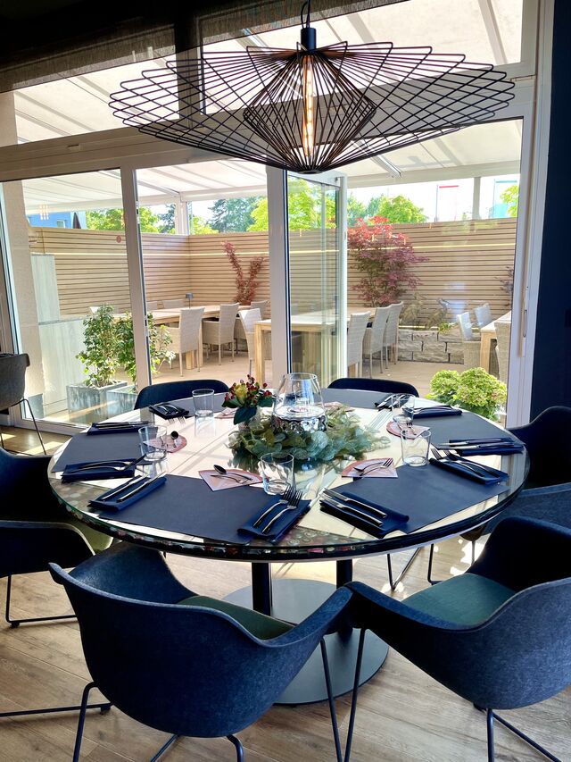 An unserem runden Tisch finden bis zu 8 Personen bequem Platz