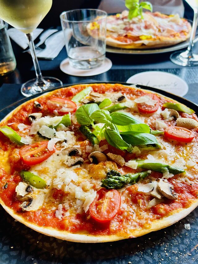 Köstliche Pizza - nach persönlichem Wunsch belegt 