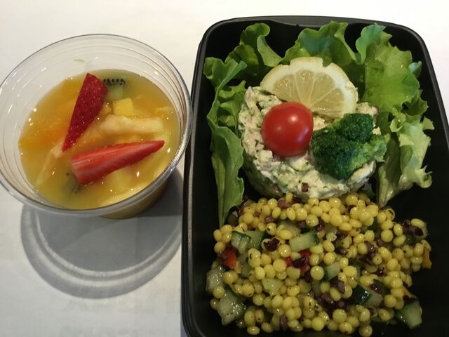 Exemple de Plat+Dessert à emporter 11,50€
Tartare de dos de cabillaud, salade de perle. Salade de fruits
