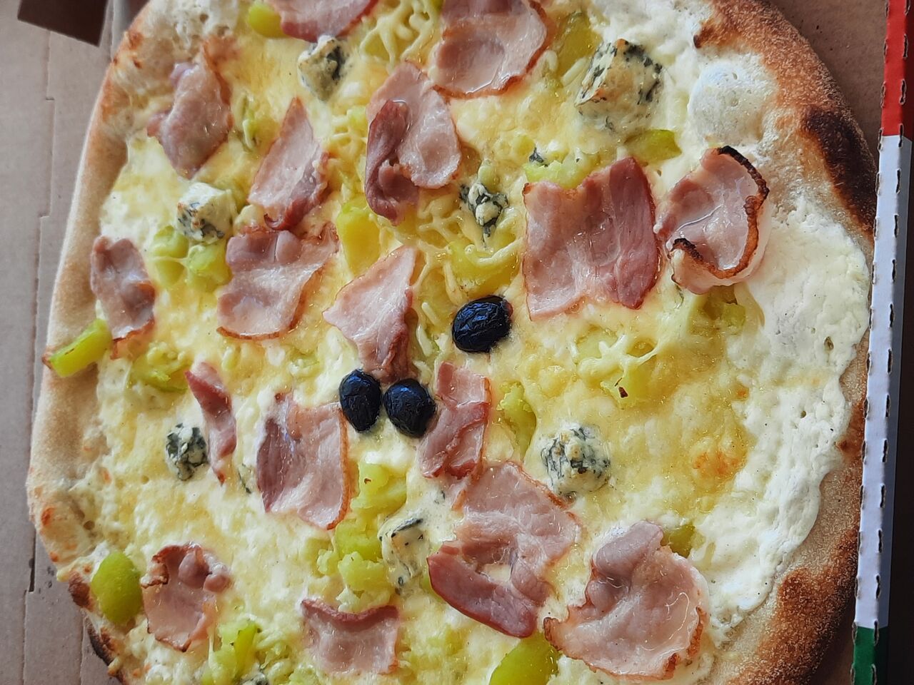 montagniarde base crème fraiche pomme de terre , fourme , poitrine fumeé mozzarelle fiore di latte 