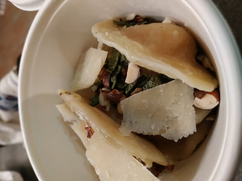 Ravioles de butternut au beurre de sauge, noisettes et parmesan