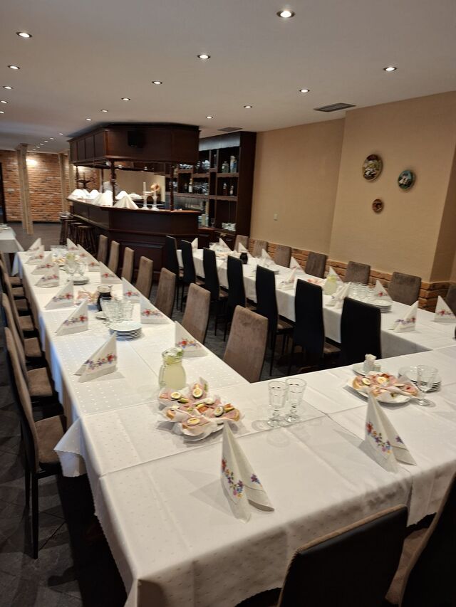 Náš salónik má kapacitu až pre 40 ľudí a je ideálny pre firemné alebo rodinné oslavy. 