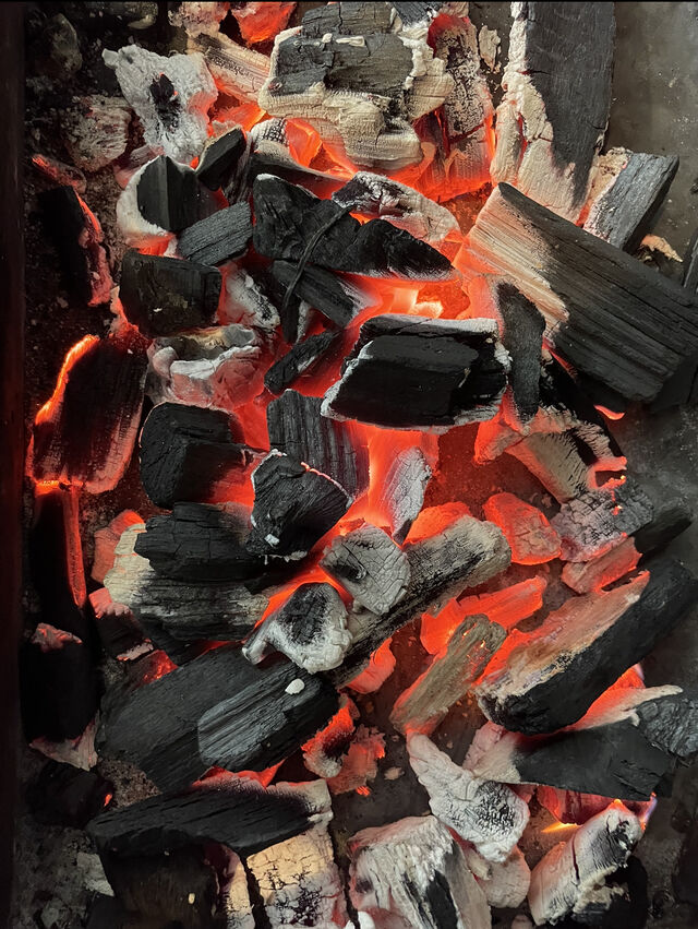 La braise
Toutes les viandes et poissons de Maître grillades sont cuites sur un lit de braise. 