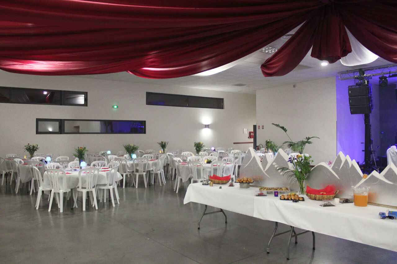 Repas d'entreprise de fin d'année .... 150 personnes
On travaille avec un DJ formidable , ne comptez pas vous coucher tôt.