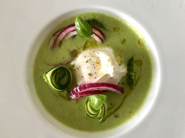 Burrata, oignons rouges marinés, gaspacho de concombre