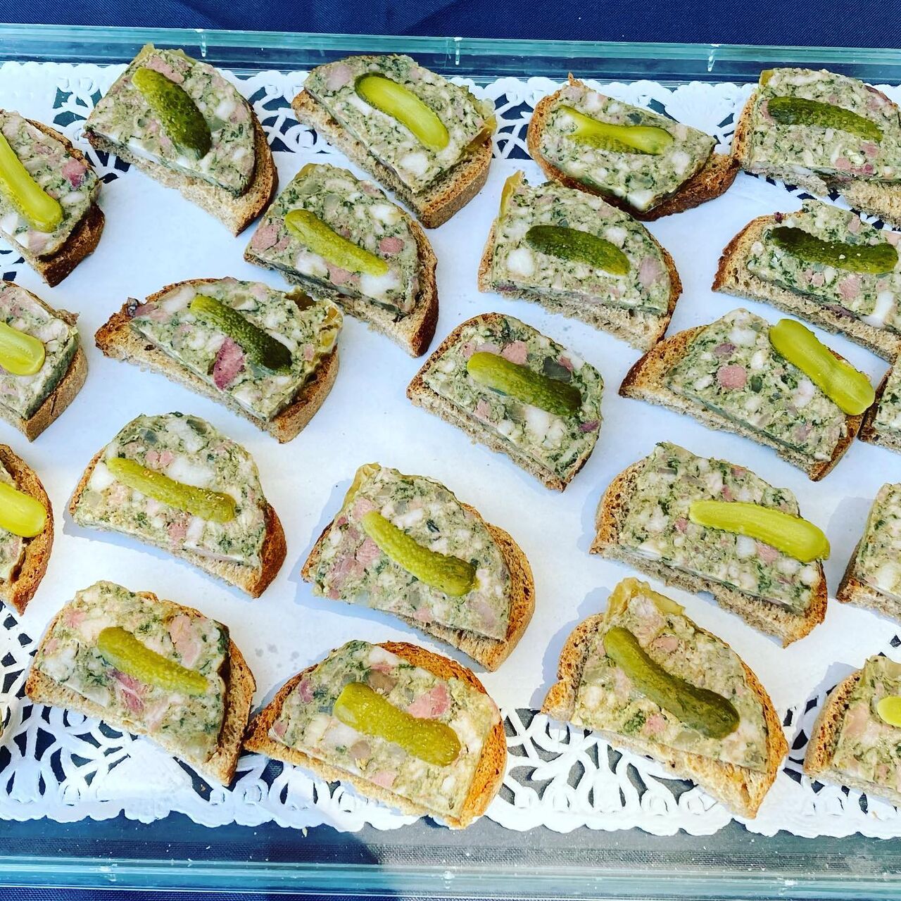 Toast de caillette aux herbes