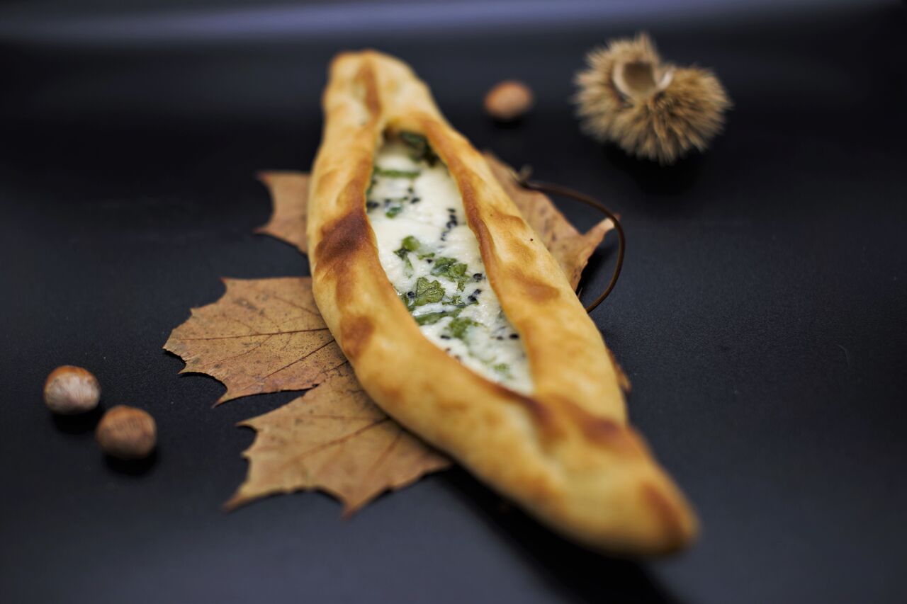 Akkawi-käse Teigschiff mit Käse aus der Levante.