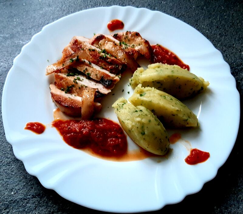 Filet de dinde rôtie au concassé de tomate et quenelles d'écrasée de pomme de terre 