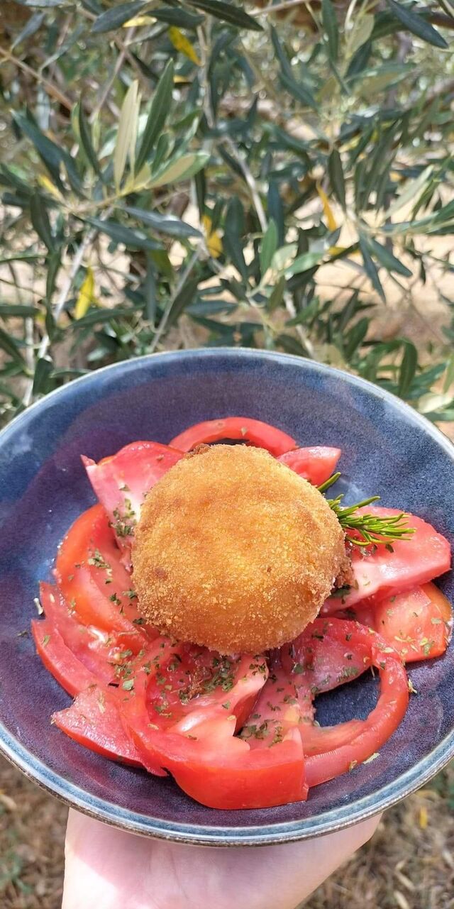 La burrata. La burrata panée et frite est servie avec des tomates anciennes et une huile d olive de la région.