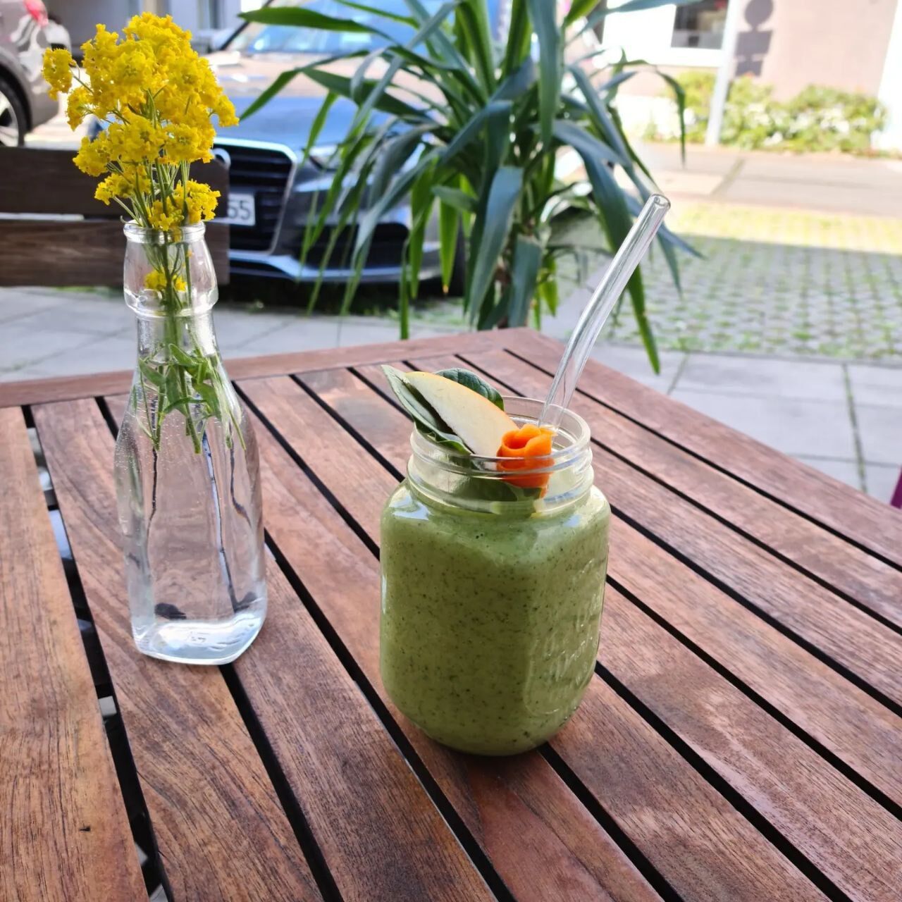Grüner Frühling - Smoothie
mit Spinat, Brokkoli, Karotten,
Apfel, Banane, geröstetes Sesam Öl,
gefilt. Wasser und Mandelmilch