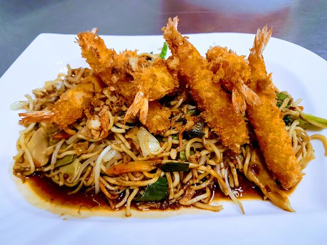 Tempura Garnelen mit Nudeln, Saison Gemüse und leicht scharfe Sauce