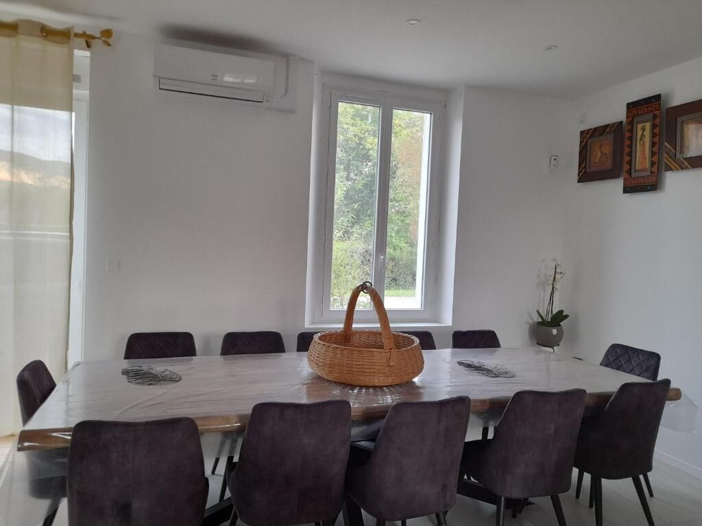 Coin salle à manger collectif.