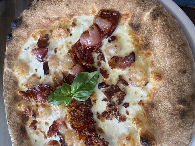 Eine Pizza mal anders - weis mit Büffelmozzarella, krosser Speck und Shrimps. 