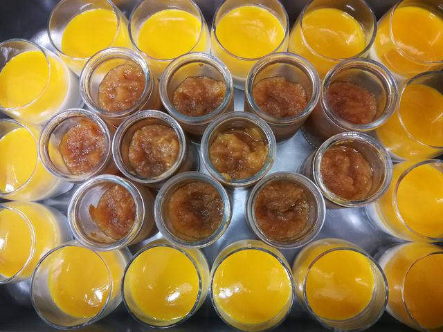 verrines sucrées: panna cotta mangue, compote de pommes à la badiane