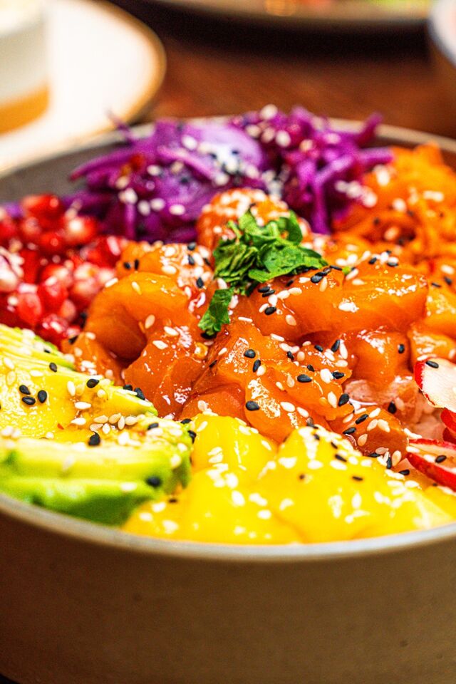 Poke bowl au saumon mariné 