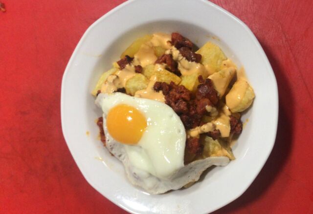 HUEVO, CHORIZO Y PATATAS