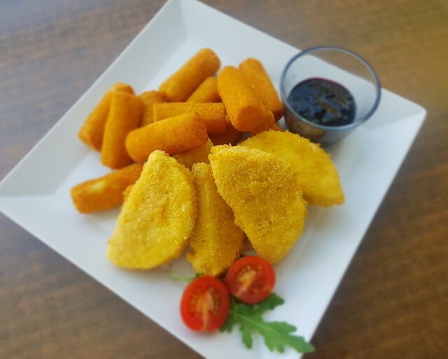 Rántott camembert krokettel és áfonya mártással