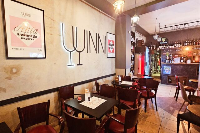 Przytulna przestrzeń przywodząca na myśl hiszpańskie winiarnie.