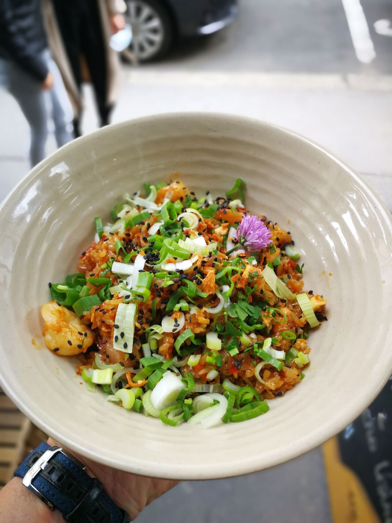 Fried Rice s krevetami, čerstvým koriandrem, sezamem