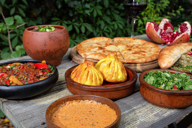 KHINKALI MIT FLEISCH – gebraten, georgische Dumplings (5 Stück), gefüllt mit gemischtem Hackfleisch, Koriander & Chi