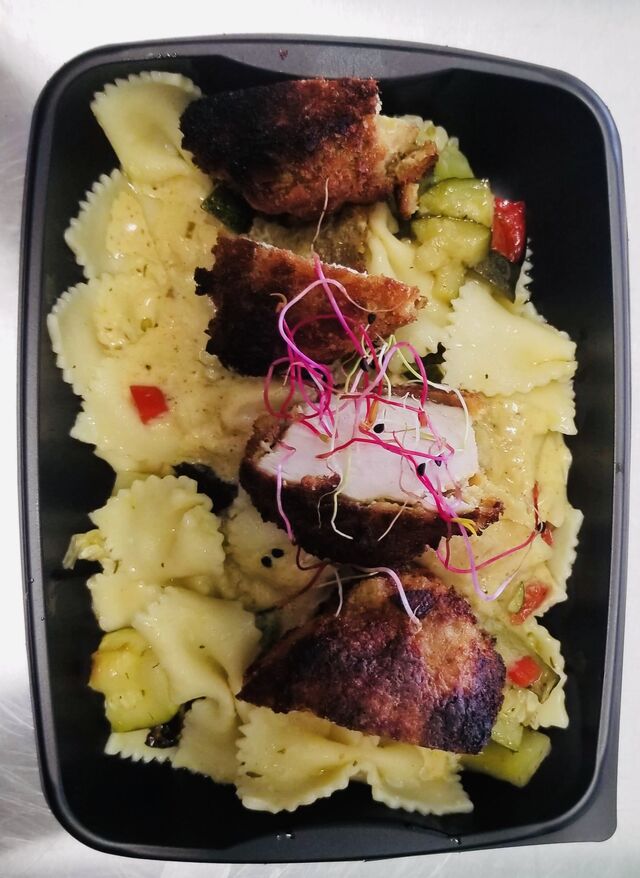 Farfalle et ses légumes rôti accompagne son poulet pané 