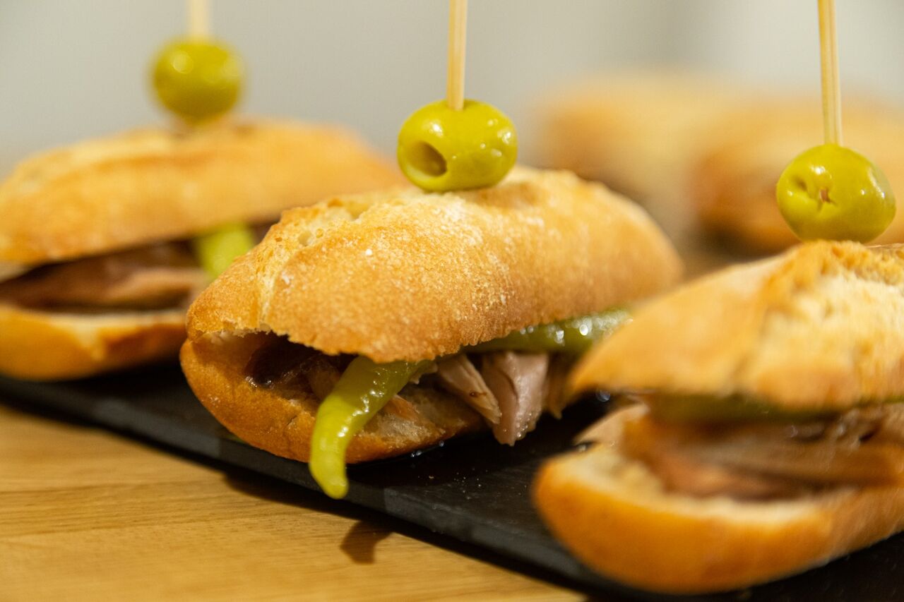 Celebra el juernes con un pintxo y un pote por 2€.