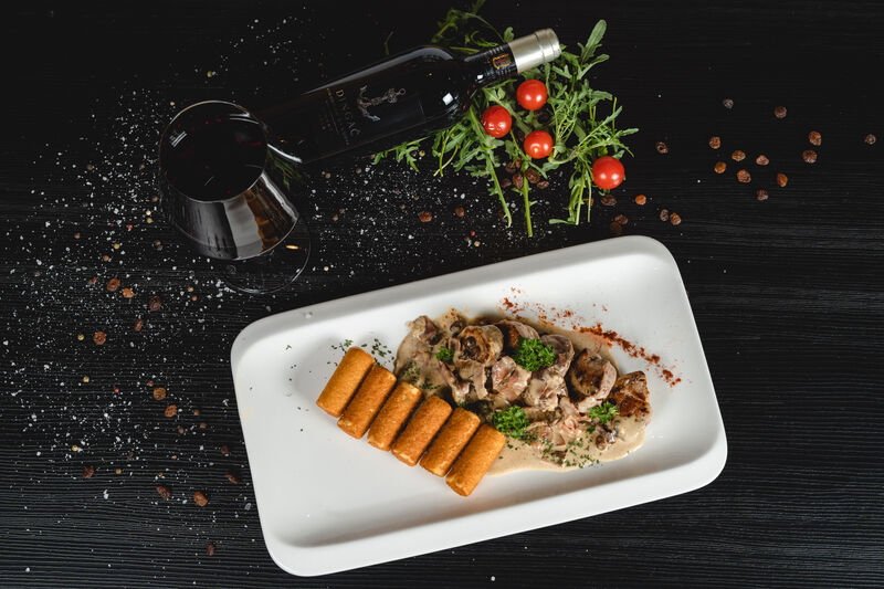 Flambirani svinjski medaljoni s pršutom i grožđicama