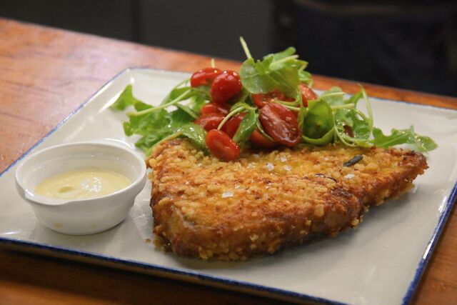 Pesce spada panato, pomodorini, rucola, salsa al jalapeno