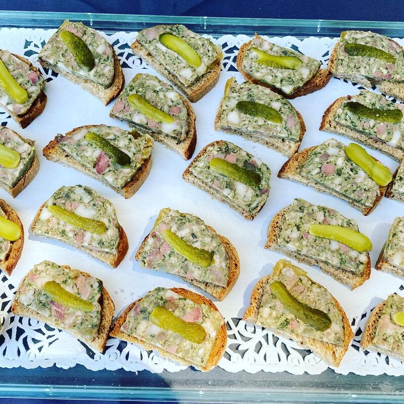 Toast de caillette aux herbes