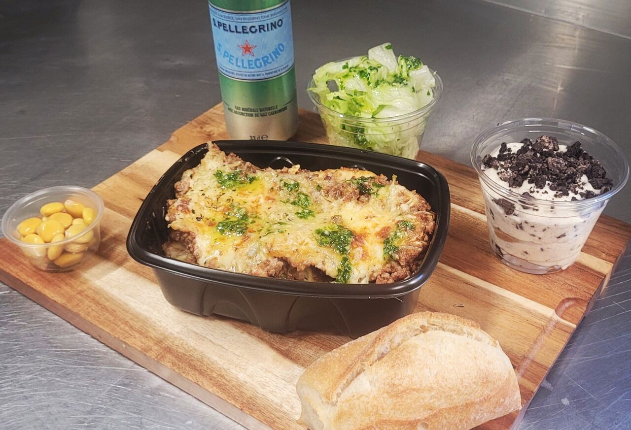 Lasagne de bœuf et 3 fromages, salade à l'ail et tiramisu aux oreo