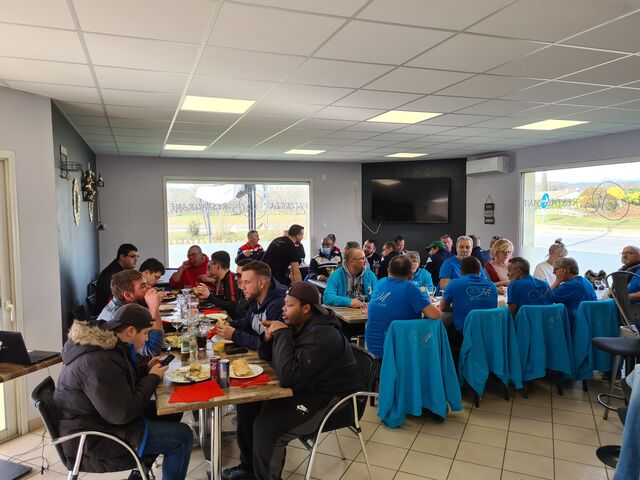 Petit repas pour la pétanque et le poker quand c'était le dimanche 