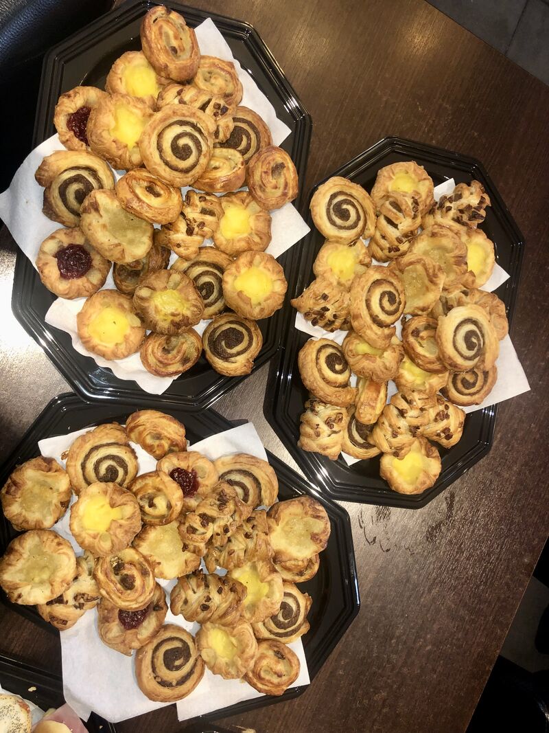 schaal met mini-koffiekoeken (receptie)