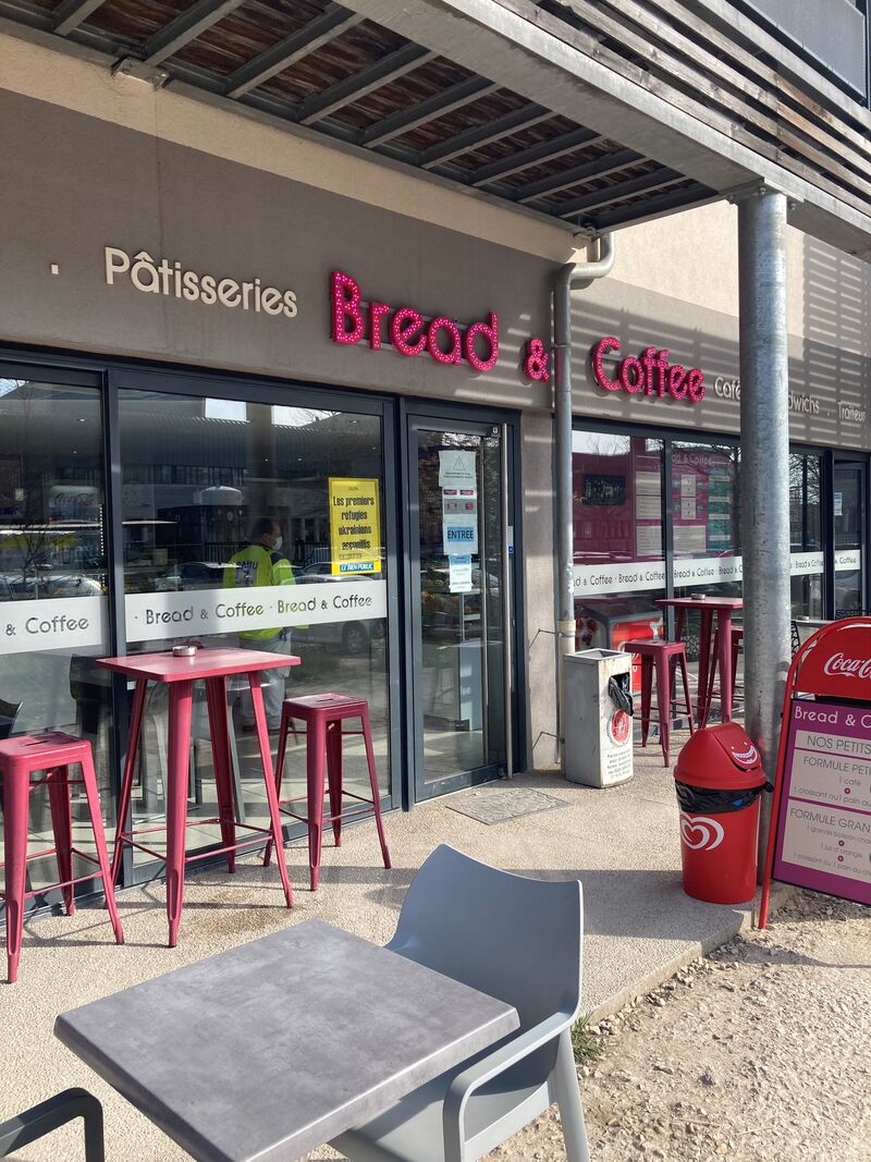 Notre devanture avec notre terrasse