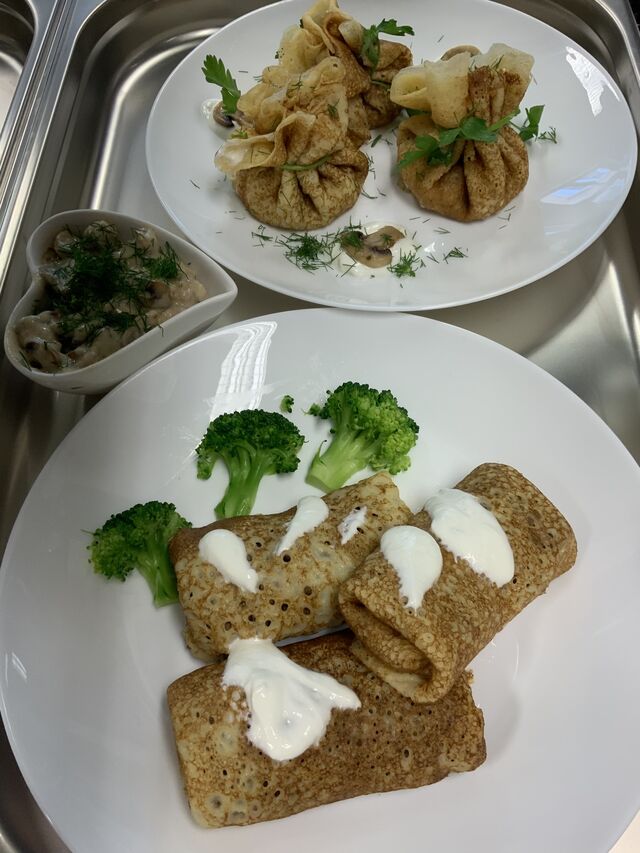 Oben: Bliny mit Hähnchen und Pilzen
Unten: Bliny mit Hackfleisch 